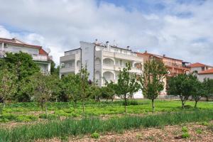 Apartments by the sea Seget Donji, Trogir - 10023