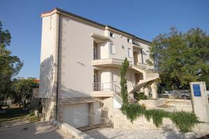 Apartments with a parking space Novalja, Pag - 9413 