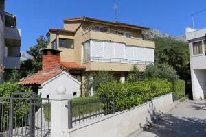 Apartments with a parking space Zrnovnica, Split - 9493 - 兹诺夫尼卡