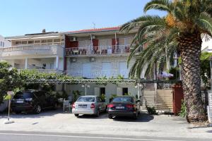Apartments by the sea Duce, Omis - 10304 