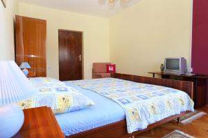 Apartments by the sea Vinisce, Trogir - 10241