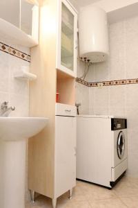 Apartments by the sea Vinisce, Trogir - 10241