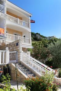 Apartments by the sea Pisak, Omis - 10323