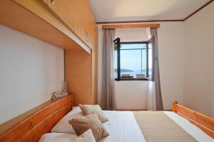 Apartments by the sea Prizba, Korcula - 10063