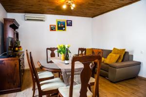 Apartments by the sea Kastel Stafilic, Kastela - 10264