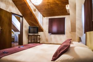 Apartments by the sea Kastel Stafilic, Kastela - 10264