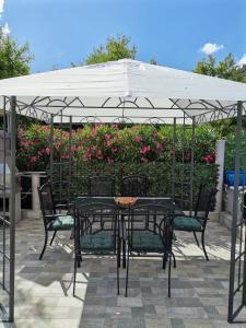 Family friendly apartments with a swimming pool Kuciste - Perna, Peljesac - 10143