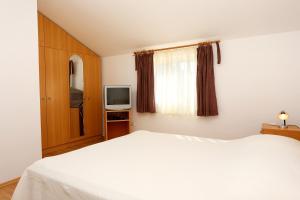 Apartments by the sea Zuljana, Peljesac - 10228