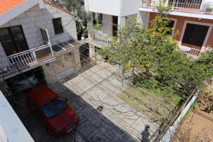 Apartments with a parking space Makarska - 9506