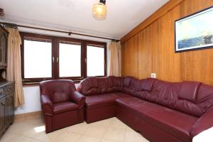 Three-Bedroom Apartment with Terrace and Sea View room in Apartments with a parking space Makarska - 9506
