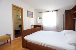 Apartments with parking space Makarska - 9506