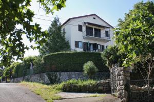 Apartments with a parking space Njivice, Krk - 9668 