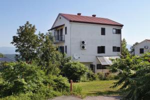 Apartments with a parking space Njivice, Krk - 9668 