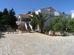 Apartments with a parking space Novalja, Pag - 9340