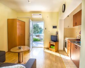 One-Bedroom Apartment with Terrace and Sea View room in Apartment Zuronja 10134b