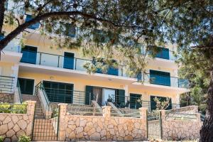 Apartments by the sea Rogac, Solta - 11655 