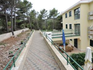 Apartments by the sea Rogac, Solta - 11655 