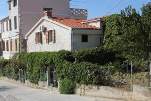 Apartments by the sea Komiza, Vis - 11671