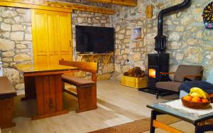 Holiday house with a swimming pool Gornje Planjane, Zagora - 11701