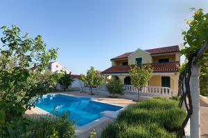 Holiday house with a swimming pool Lozovac, Krka - 11715