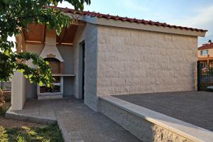 Holiday house with a swimming pool Lozovac, Krka - 11715