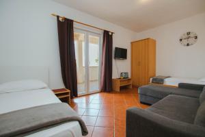 Apartments by the sea Mastrinka, Ciovo - 11711