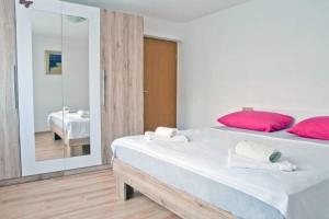 Apartments with a parking space Split - 11726