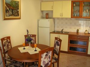 Apartments with a parking space Kastel Stafilic, Kastela - 11771