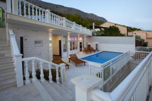 Apartments with a swimming pool Zavode, Omis - 11786