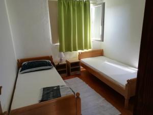 Apartments with parking space Vir - 11812