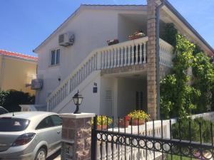 Apartments with a parking space Vodice - 11835 