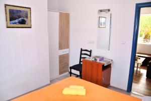 Apartments by the sea Vrboska (Hvar) - 11859