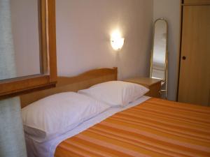 Apartments with a parking space Rukavac, Vis - 11855