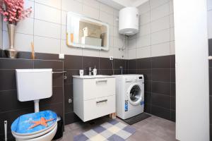 Apartments with a parking space Split - 11863