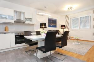 Apartments with a parking space Split - 11863