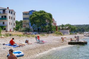 Apartments by the sea Primosten - 9687 