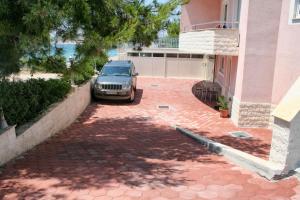 Apartments by the sea Primosten 9687