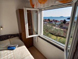 Apartments by the sea Prvic Luka, Prvic - 12064