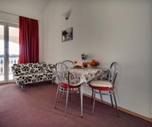 Apartments by the sea Prvic Luka, Prvic - 12064