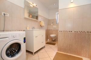 Apartments with a parking space Okrug Gornji, Ciovo - 12077