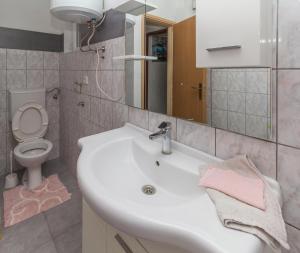 Family friendly house with a swimming pool Pakostane, Biograd - 12185