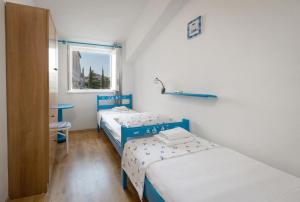 Apartments by the sea Baska Voda, Makarska - 12209