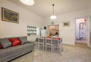 Apartments by the sea Baska Voda, Makarska - 12209
