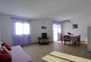 Four-Bedroom Holiday Home room in Seaside house for families with children Zatoglav Rogoznica - 12212