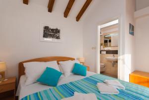 Family friendly house with a swimming pool Bol, Brac - 12228