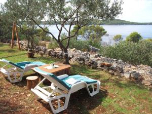 Secluded family friendly house Milna, Brac - 12229