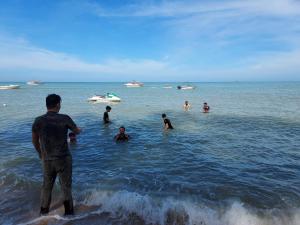 5-MINS WALK TO BEACH WITH POOL, Batu Ferringhi