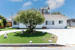 Large 5 bedroom charmer wIth pool