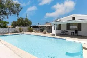 Large 5 bedroom charmer wIth pool - Sylmar
