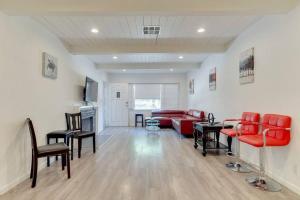 Large 5 bedroom charmer wIth pool